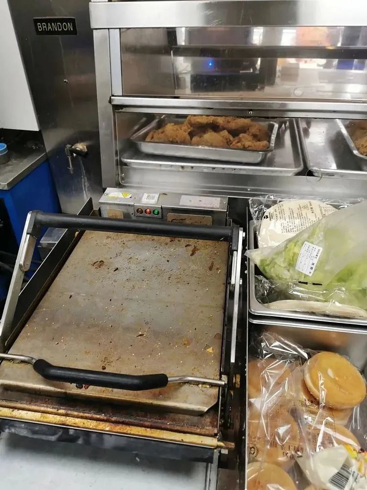 椒江区江城南路199-201号台州市椒江燕子汉堡店纳入"黑榜"的小餐饮