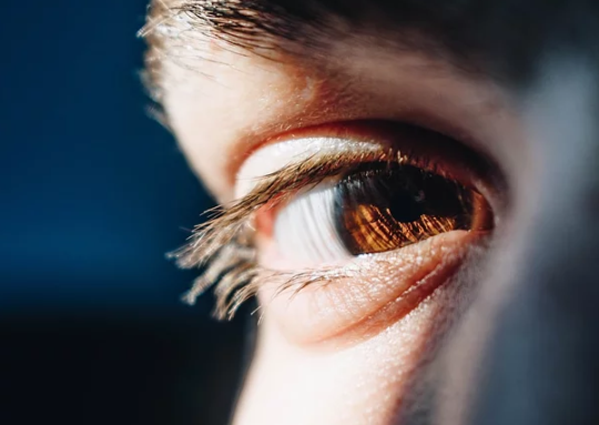 眼底病|熬夜加班，眼底“中浆”！眼底病距离年轻人并不遥远！