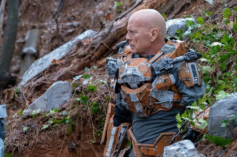 地表最强光头回归,布鲁斯威利斯《终极异噬界》,激战外星活尸