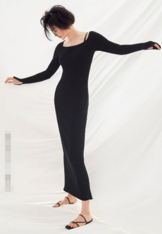 51岁王菲瘦成纸片人!穿丝绸短裙玩青纯,一双小细腿又嫩又白