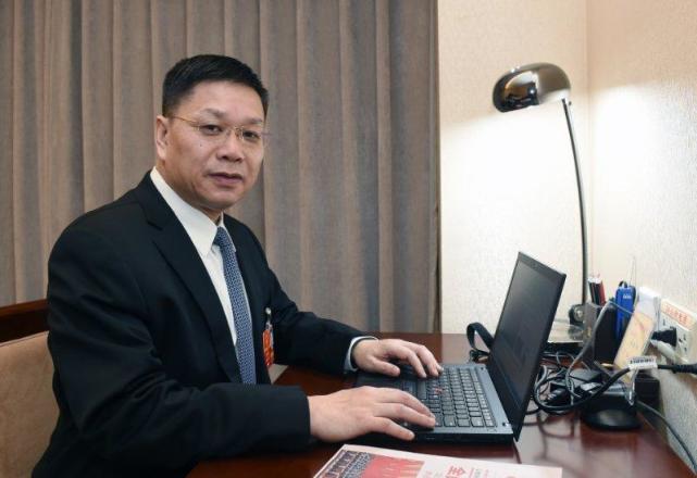 全国人大代表华海药业总裁陈保华健全药品专利链接制度