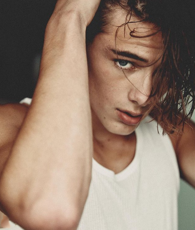 世界最美男孩长大了,年仅16岁身高193,有腹肌颜值更有内涵_腾讯新闻