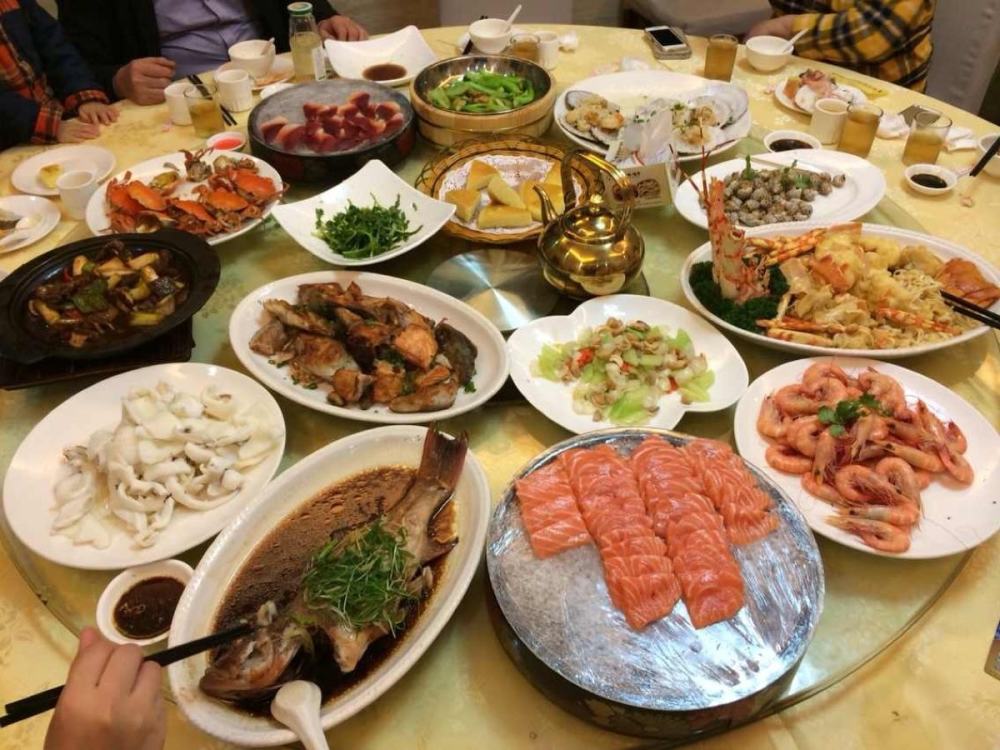 同学聚会30人中有12人是公司高层饭局结束买单时全场沉默