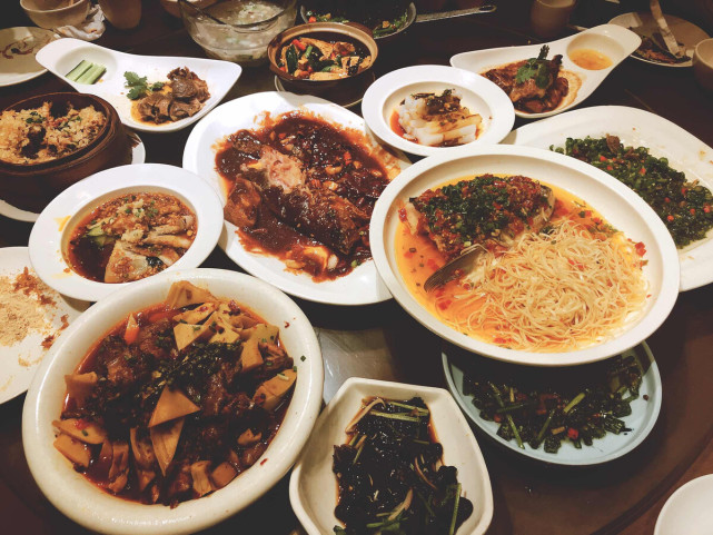 同学聚会30人中有12人是公司高层饭局结束买单时全场沉默