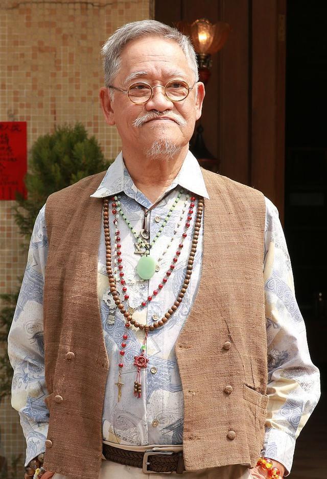 81岁吴耀汉近况,满头白发精神极佳,混血儿子被称最帅星二代_腾讯新闻