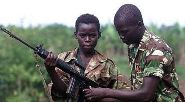 为何非洲民兵用ak47射击,都是举过头顶?这是他们最聪明的地方