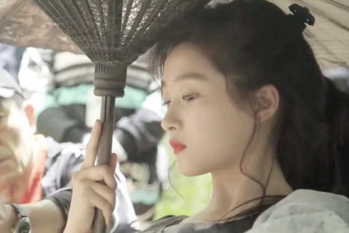 影关晓彤撑伞画面惊鸿一瞥成经典引得网友争先模仿