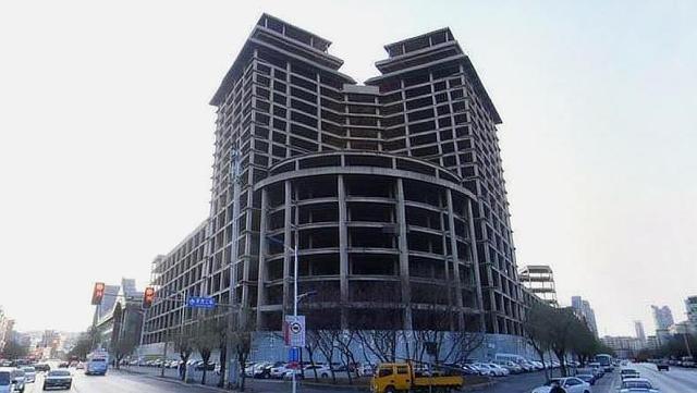 沈阳一烂尾楼,没落27年无人管,现沦为"公共垃圾场"