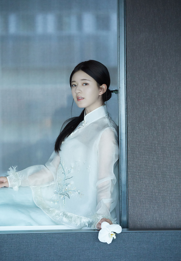 赵露思好适合复古装穿搭,中西方复古风都能撑起来,圆脸也有魅力