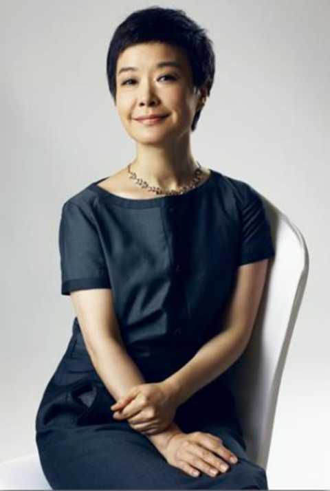 央视主持王雪纯变化大,皮肤粗糙蜡黄显老态,眼袋深重太憔悴_腾讯新闻