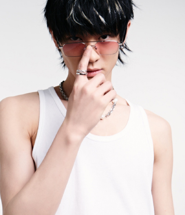 有种"日系少年"叫梁森,锡纸烫惊艳全场,却被胸前纹身抢镜了