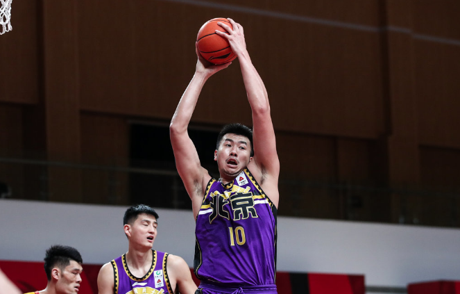 15次出手拿下12分8篮板邹雨宸北控首秀中规中矩