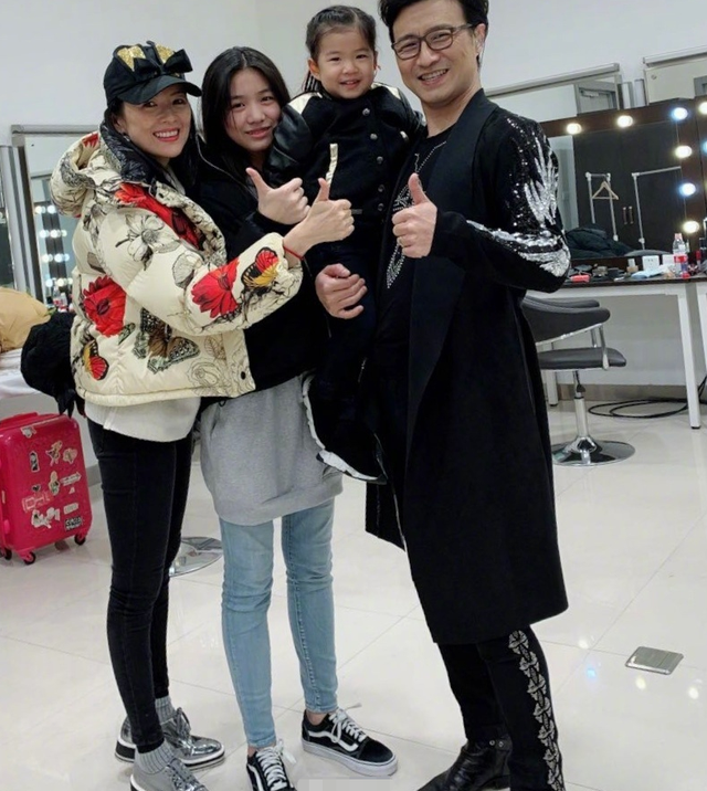 汪峰15岁大女儿近照曝光看到照片那一刻网友快点出道吧