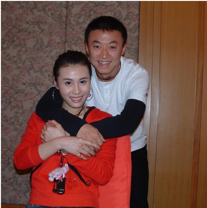 马琳的前妻叫张宁益,是一名女演员,二人是在和朋友聚会的一个饭局上