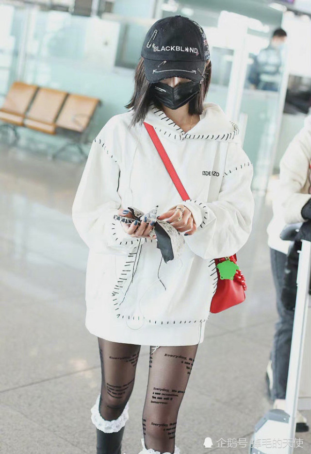 吴宣仪最新机场造型翻车黑色白花边袜细节点缀被网友嘲又土又村