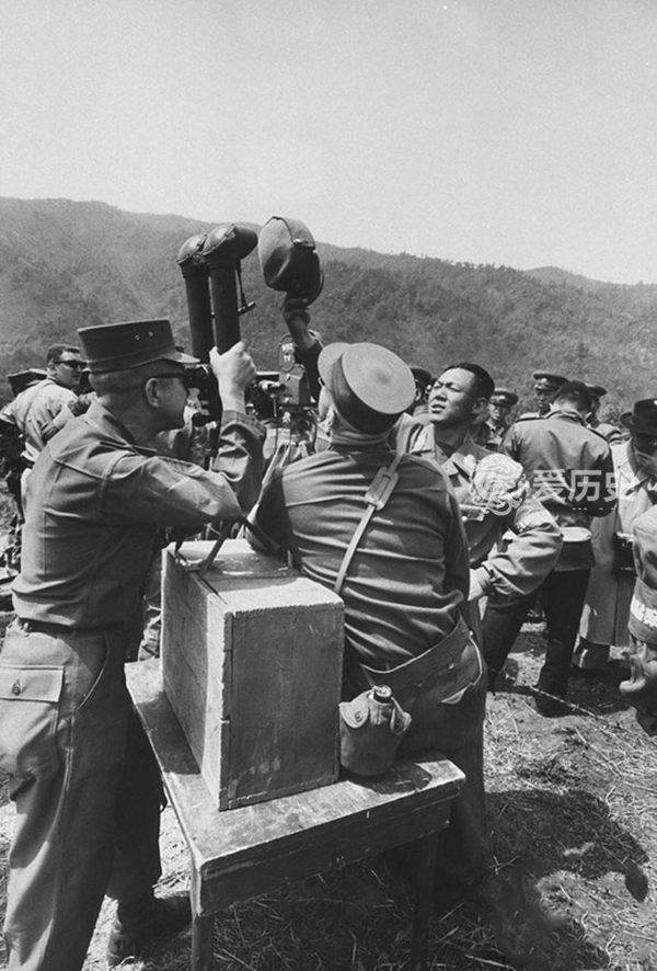 美朝三八线对峙老照片:铁丝网仅到膝盖 双方脸挨着脸唇枪舌战