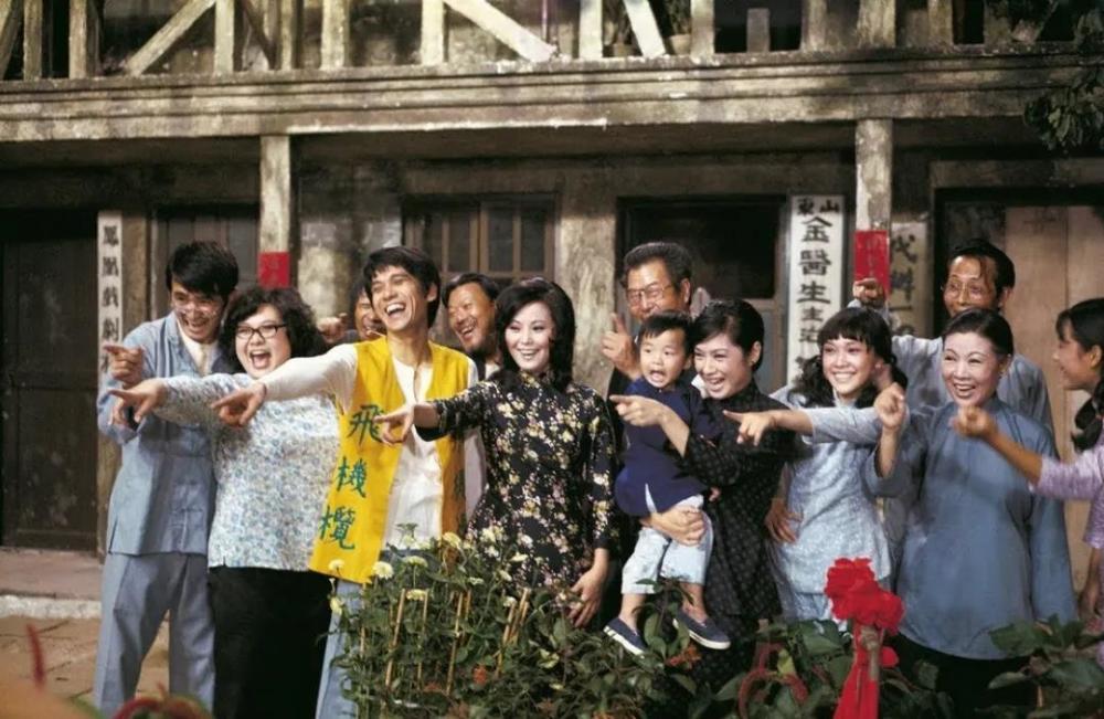 为了振奋人心,凝聚力量,tvb推出了电视剧《狮子山下》(1978),通过讲述