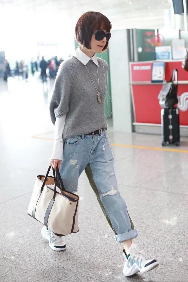 50岁鲁豫增肥,脸上长肉颜值回春,穿卫衣裙少女感十足