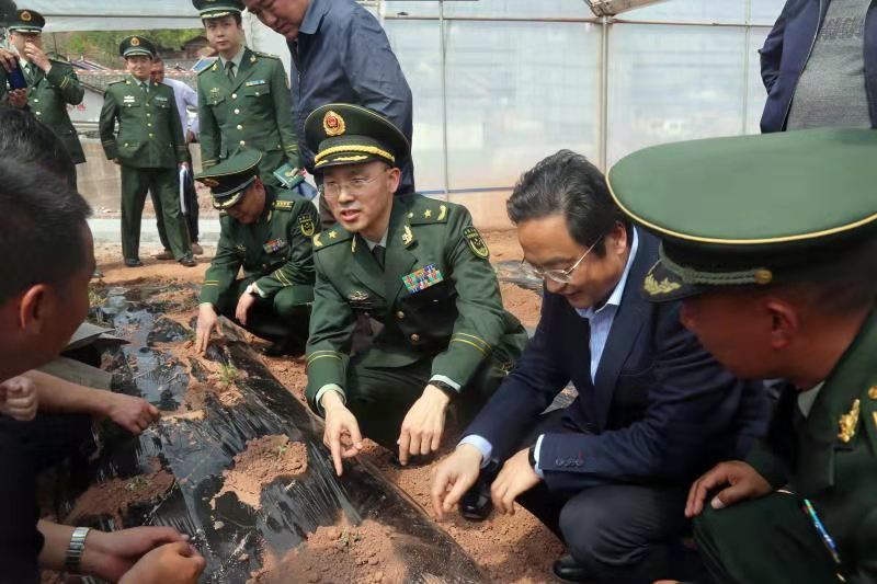 宗永祥代表在扶贫攻坚现场 资料图 李结义摄"总队帮扶村庄发展特色