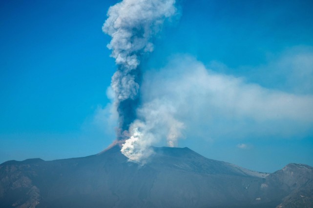 這是3月4日在意大利西西里島拍攝的埃特納火山.