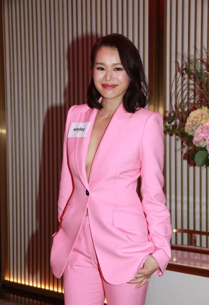 胡杏儿穿衣真大胆!