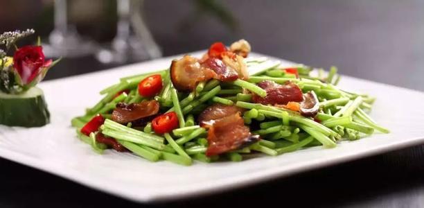 作为这道名菜的主料:黎蒿,其名声在江西是如雷贯耳.