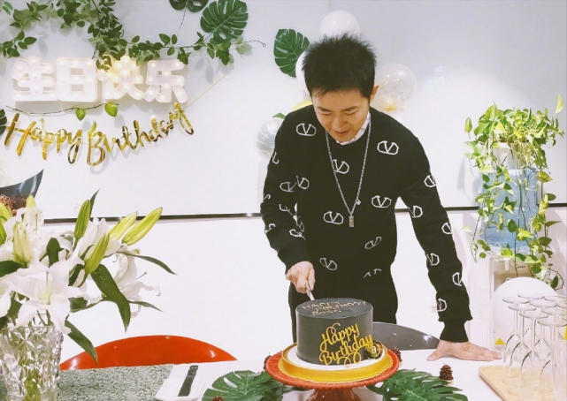 好友李冰冰也是晒出合照,为任泉庆祝48岁生日.