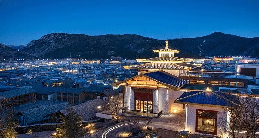 如今,月光城英迪格,香格里拉大酒店,丽世,悦榕庄,松赞……这个世外
