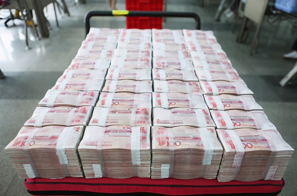 一次性从银行取走3000万,银行会是什么态度?网友:太现实了