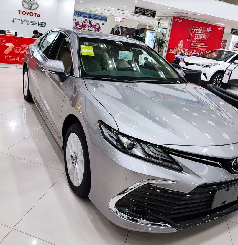 2021款凯美瑞到店钛辉银很大气1798万油耗55l