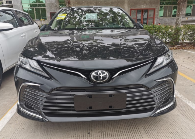 2021款凯美瑞到店,钛辉银很大气,17.98万油耗5.5l