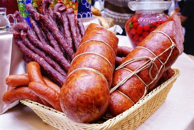 蒙古风,俄罗斯风,哥特风,一栋栋童话城堡般的建筑林立街头;蒙文,俄文