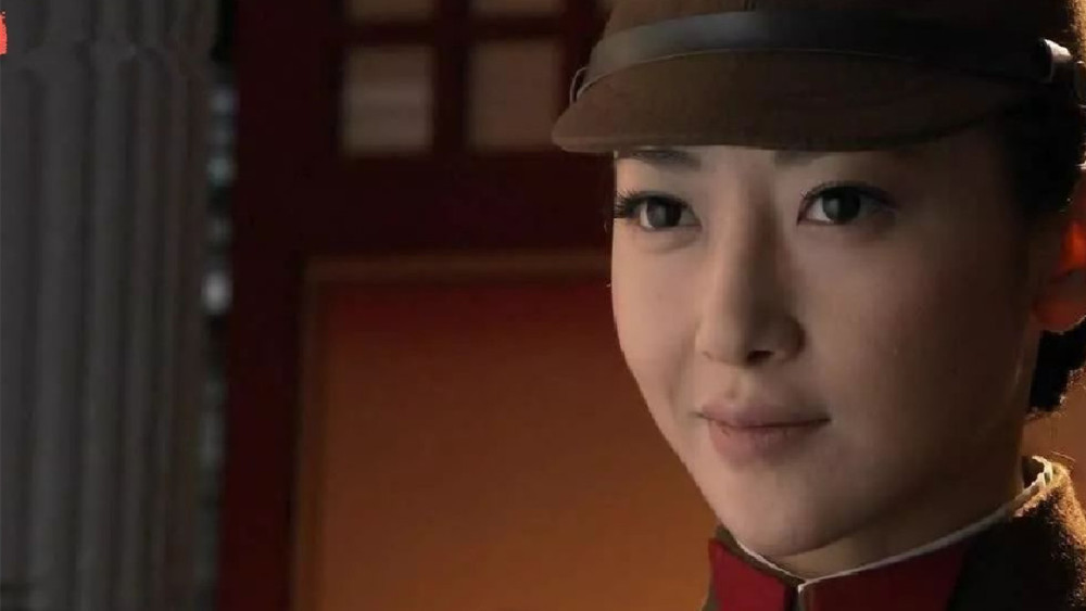 美女特工潜伏大陆30年,和上级失去联系后,嫁老农生了8个孩子