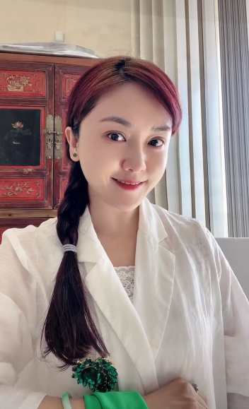"小桃红"刘淼近照曝光,打扮贵气认不出,豪宅客厅摆雕花大梁柱