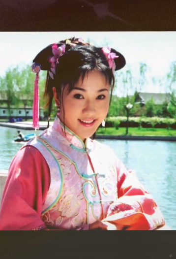 小桃红刘淼近照曝光打扮贵气认不出豪宅客厅摆雕花大梁柱