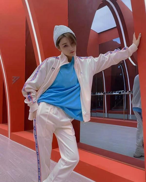 军嫂张馨予豪放秀舞姿穿高腰裤撅起翘臀毫不避讳身旁男化妆师