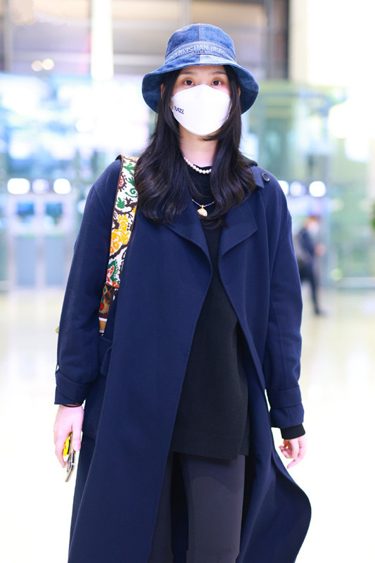 奚梦瑶好有气场,穿深蓝色大衣超有范,不愧是超模气质!