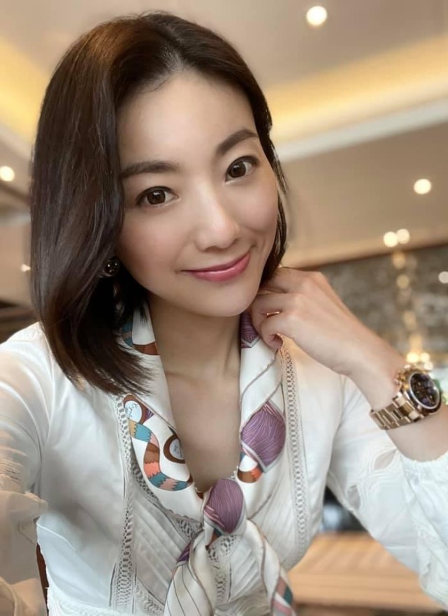 近日,因为频频在社交平台晒照片,周嘉仪被网友吐槽炫富,甚至有网友称