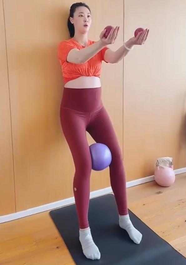 惠若琪晒孕肚照穿托腹裤健身肚子真大双腿夹瑜伽球动作灵活