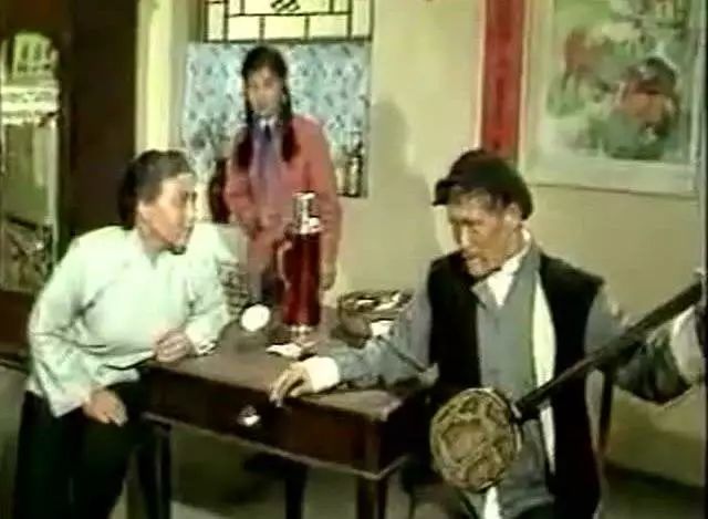 1982年,赵本山出演了铁岭市群众艺术馆馆长李忠堂写的《摔三弦》中的