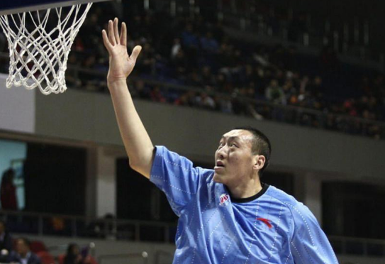 隔人站扣2米36巨人中锋太横了对手被直接扣绝望了