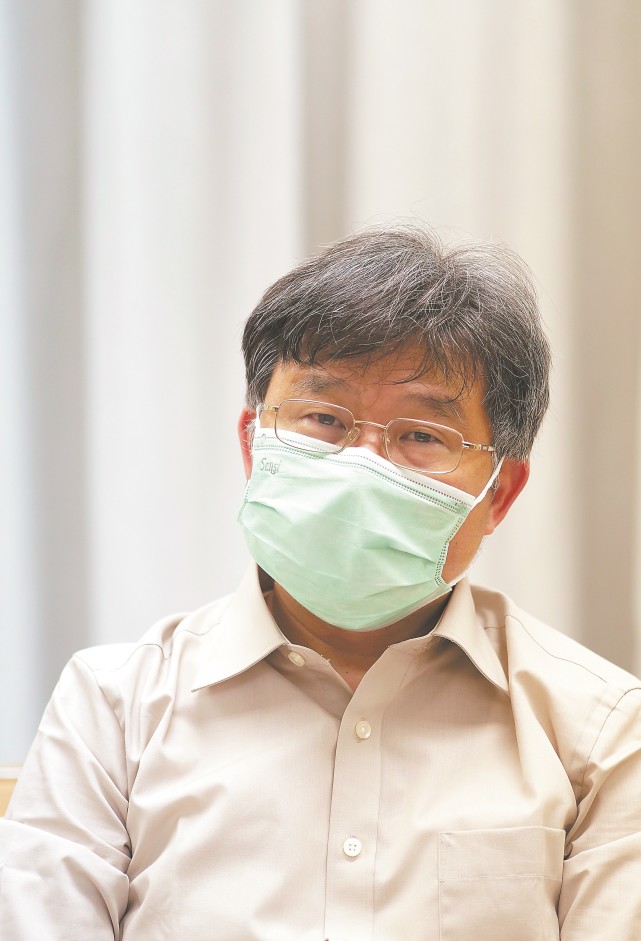 马志成在接受新华社记者专访.