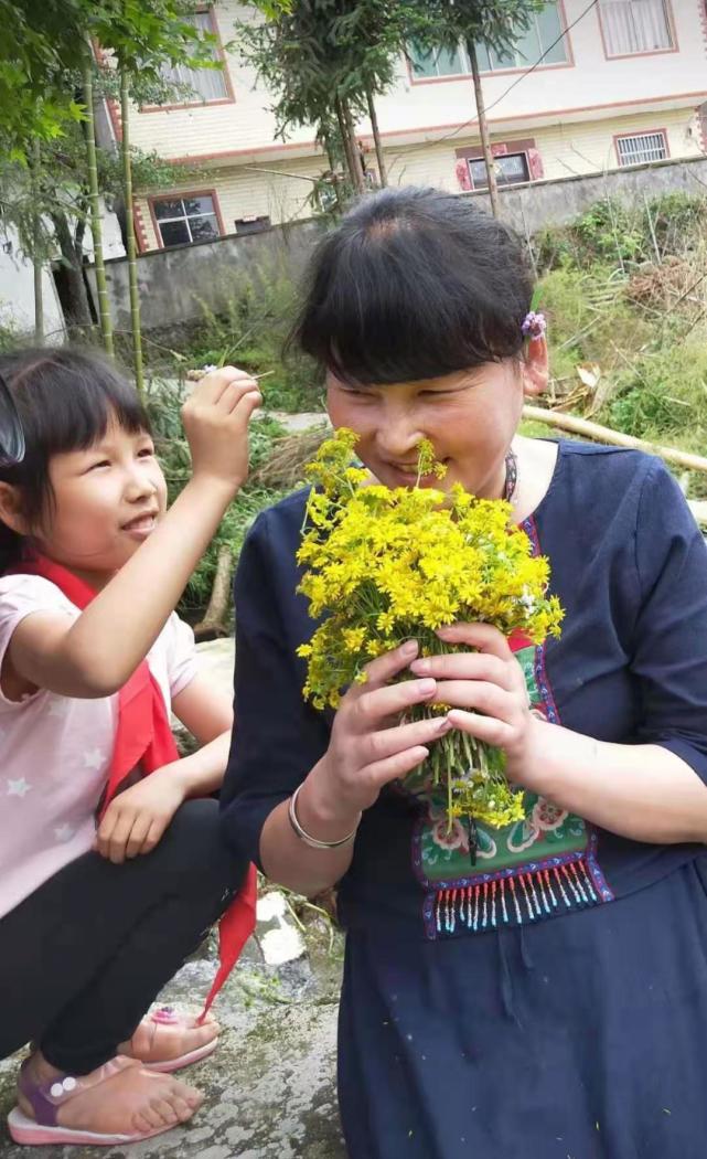 全國人大代表支月英中小學音樂美術教材應該確保人手一冊