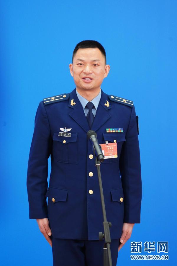 首场"代表通道" 代表接受采访