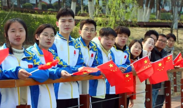 快看快看六安一中东校区师生的快闪表白