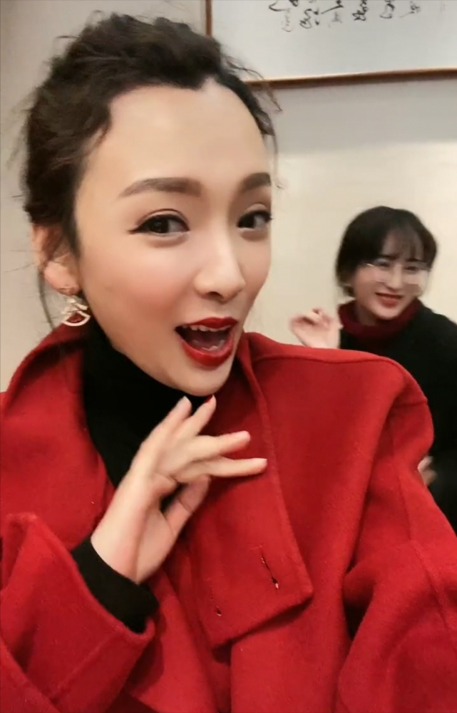 乡爱王香秀近照模样大变认不出?下巴超尖显脸僵,嘴巴神似金晨