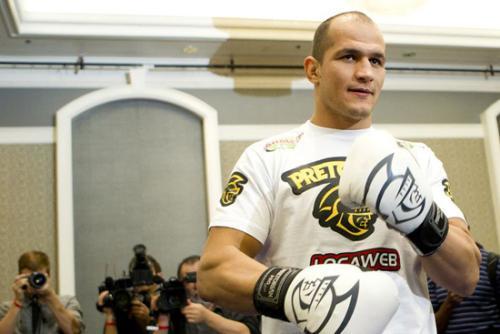 平局年龄36岁的ufc重量级,37岁的"小菊"桑托斯却被开除