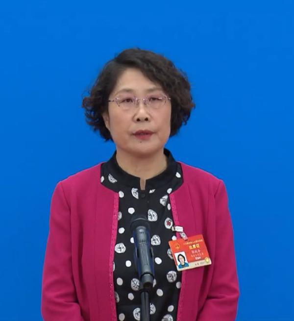 郭艳玲:内蒙古贫困人口脱贫摘帽79%的成绩归功于产业扶贫_腾讯新闻