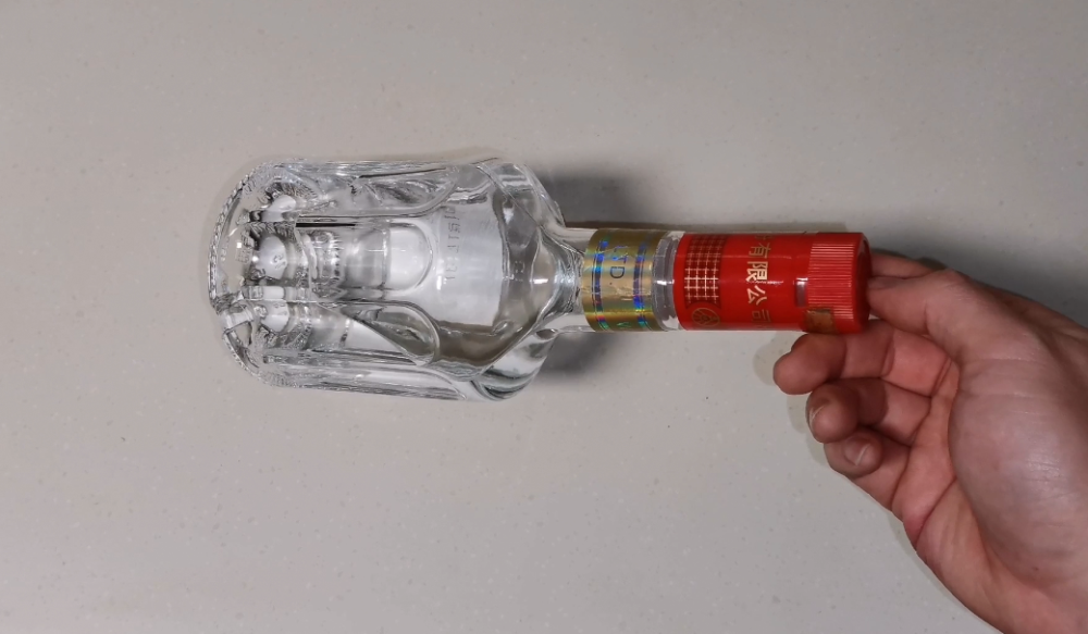 白酒|把白酒瓶子倒过来，立马清楚白酒真假，以后买酒别忘了用这一招