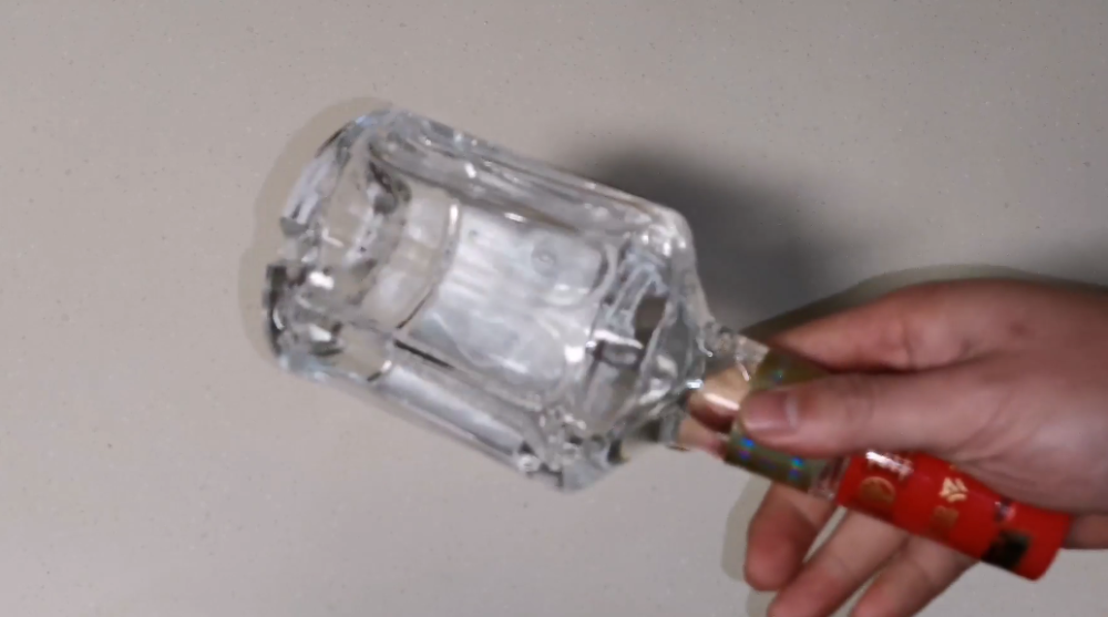 白酒|把白酒瓶子倒过来，立马清楚白酒真假，以后买酒别忘了用这一招